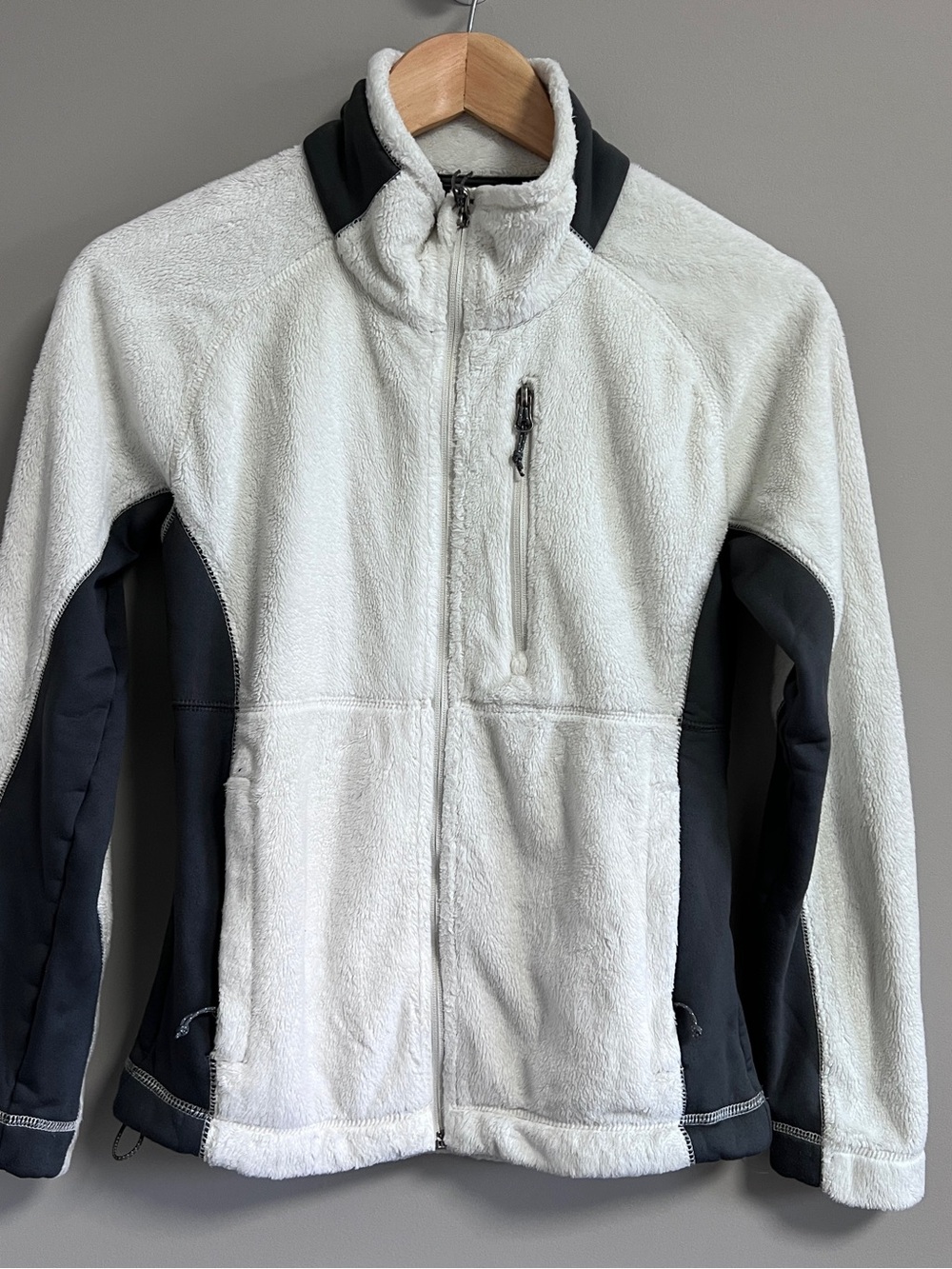 Avalanche Cozy Two-Tone Fluffy Fleece Jacket in White and Black Small